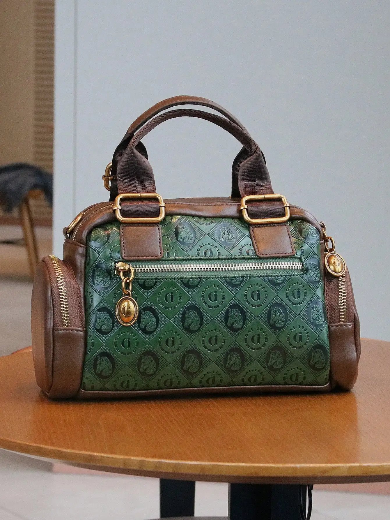 2026 new handbag fashion multi-pocket casual Joker hand bag retro green color matching shoulder bag advanced soft reading pvc cr