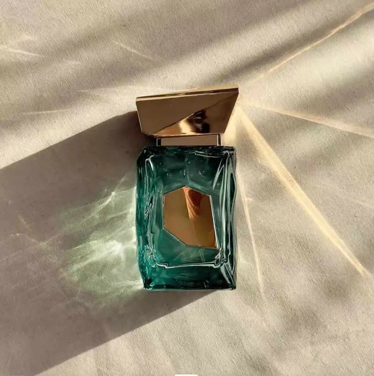 Ae'ther Fr'ance World is a neutral fruit perfume with aromas of green apple, bergamot, citrus，perfect gift